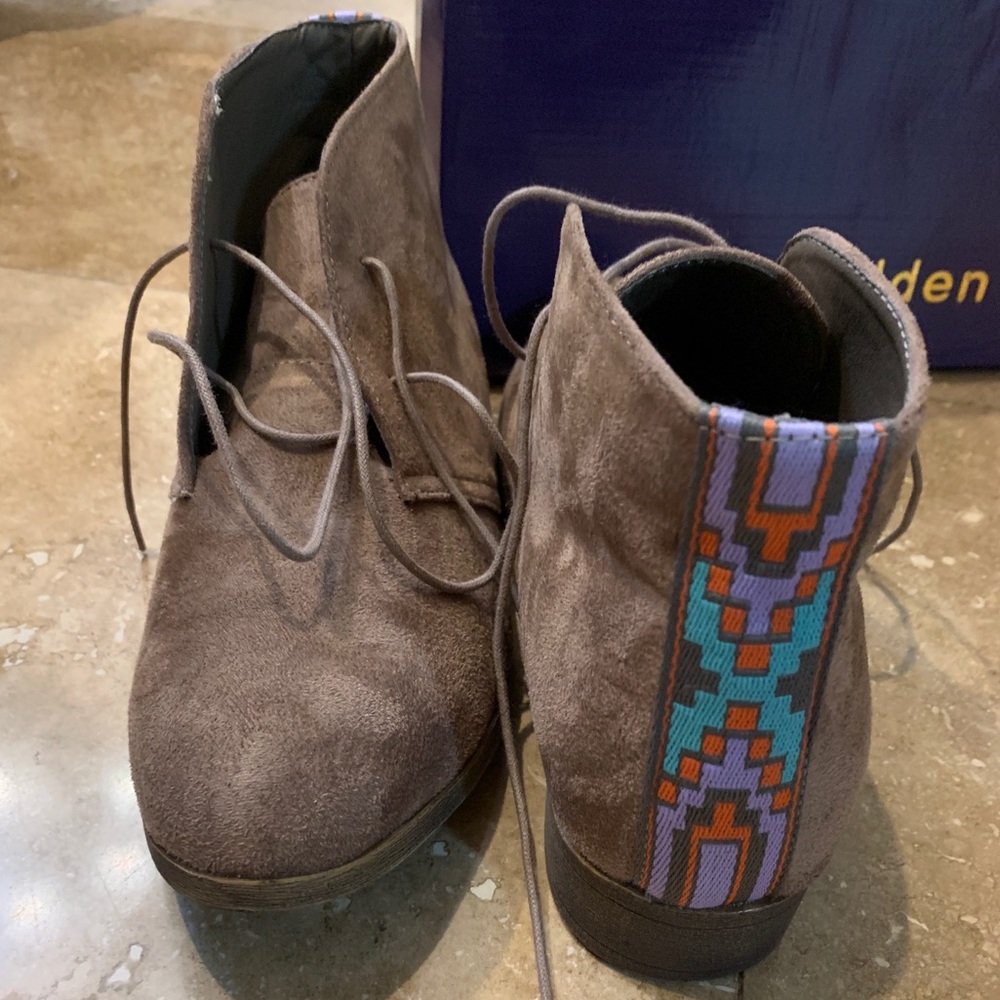 MADDEN GIRL TAUPE BOHO ANKLE BOOTIES.